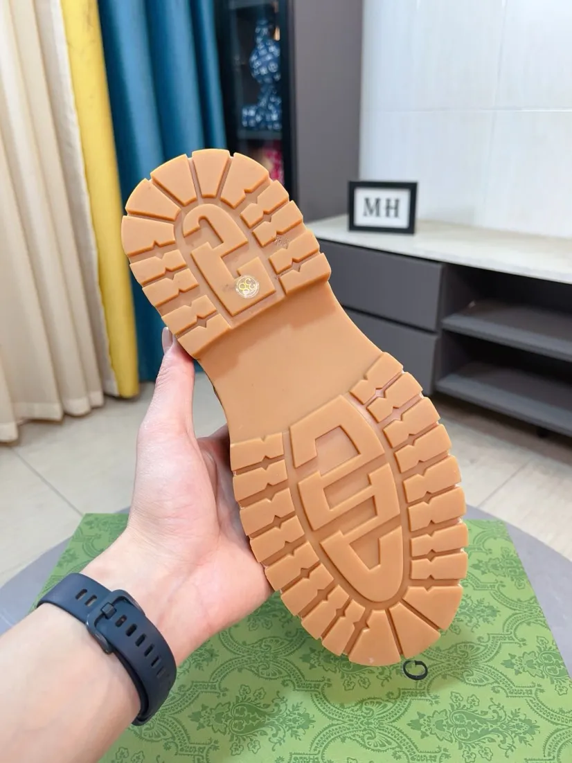 Men's shoes 💰540🌸🌸 (GUCCI) [cow lining plus velvet optional] [can be made without standard] New product Martin boots imported from Canada with full top layer high mercerized frosted fabric, punched using 3D digital technology, high-end and classy, ​​versatile to wear, full of three-dimensionality, close pictures will make you obsessed with the leather. You can't extricate yourself ~ the best on the market.          Fabric: Cowhide/Embossed Lining: Cowhide.          Please make a note when placing an order, sizes: 38-44 (37, 45, 46 can be customized and cannot be returned or exchanged) 5 colors available; black, gray, khaki, coffee, and earthy yellow